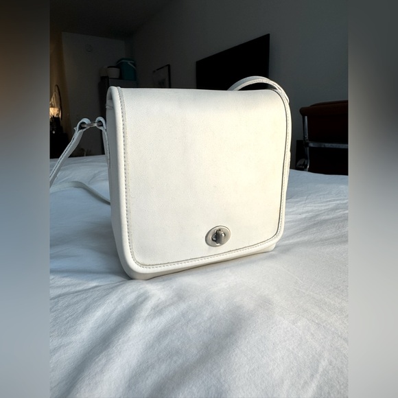 Vintage Coach Companion Flap Bag - # 9076 (Ivory) - Picture 2 of 13